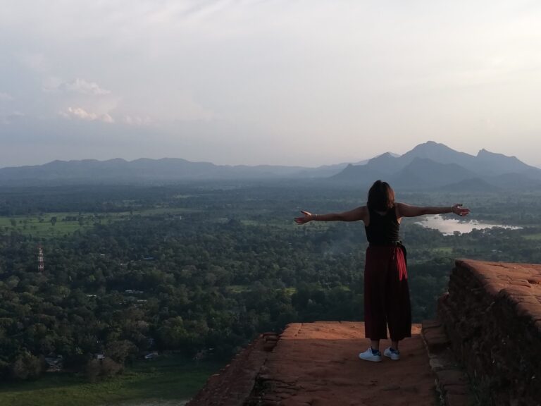 Ragazza che osserva il tramonto dalla roccia di Sigiriya