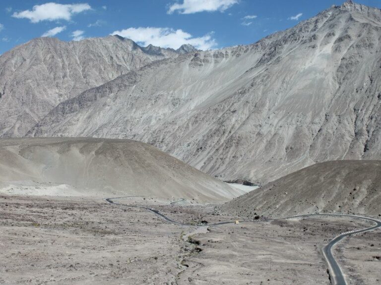 strada tra le montagne in ladakh