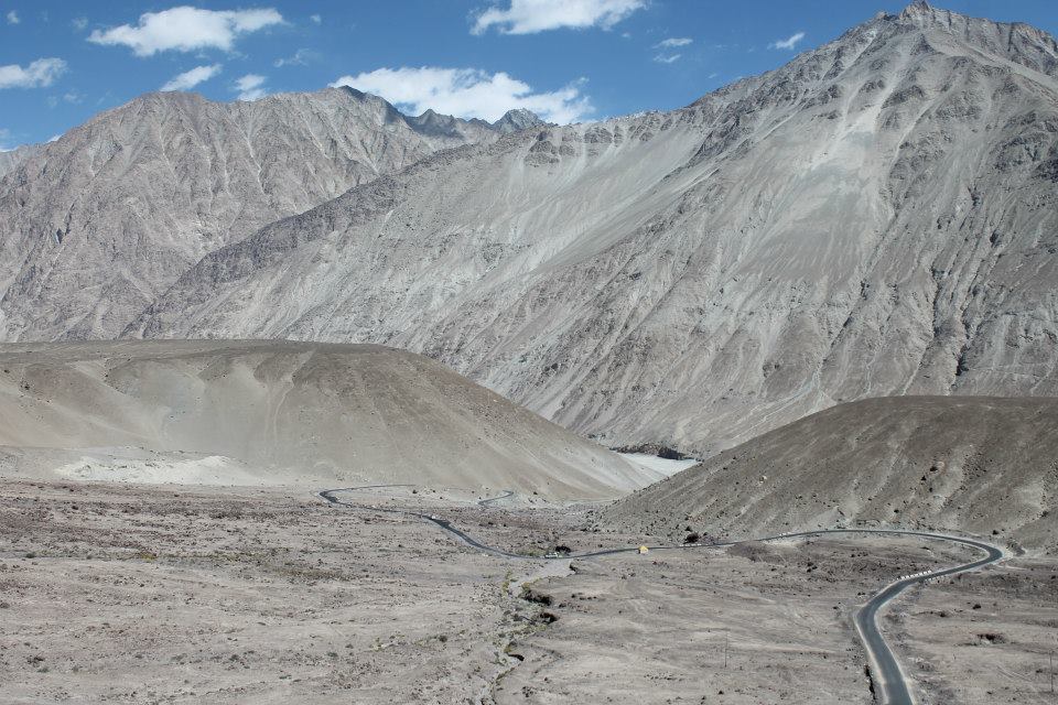 turtuk ultimo villaggio indiano strada tra le montagne in ladakh